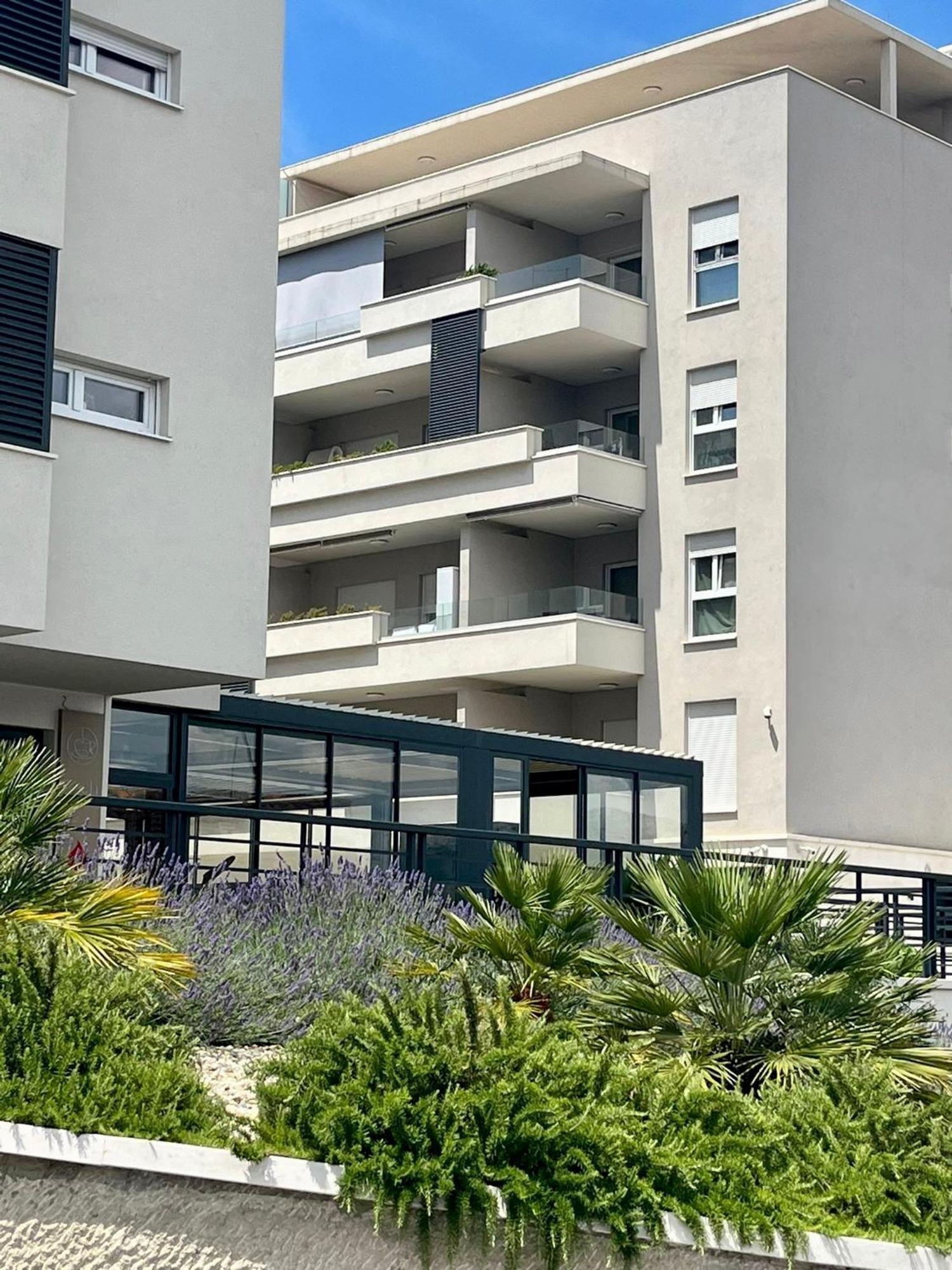 Luxury Apartment Rinos - Free Garage Parking Split Exterior photo